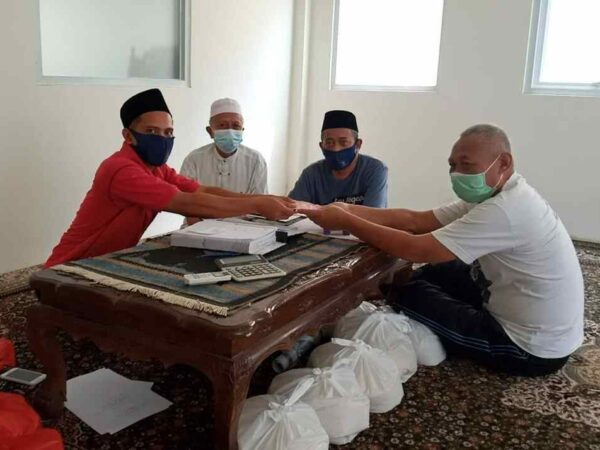 DKM Masjid Agung Karawang menerima dan menyalurkan Zakat Fitrah