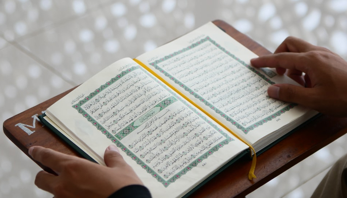 Syafaat Quran, Hukum Mengambil Mushaf dengan Tangan Kiri, Waktu Membaca Surat Al-Kahfi pada Hari Jum’at